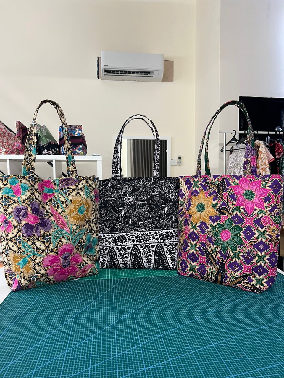 Handmade tote bag sewn in a Two Moles class